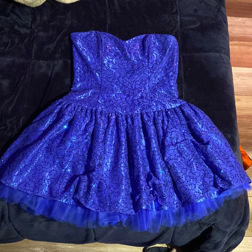 Beautiful pretty simple dress! Very cute
